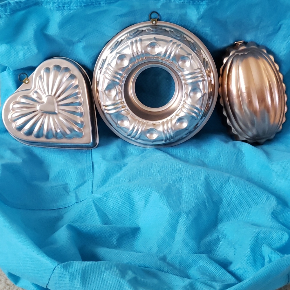 3 jello molds